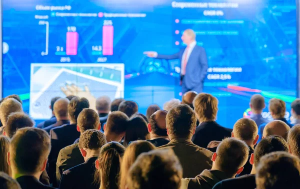 Seyirci hocayı dinler.