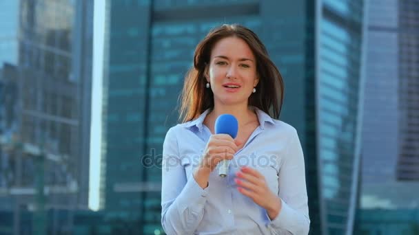 Chica joven reportera de televisión está transmitiendo — Vídeos de Stock