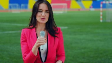 Genç kız Tv muhabiri yayın