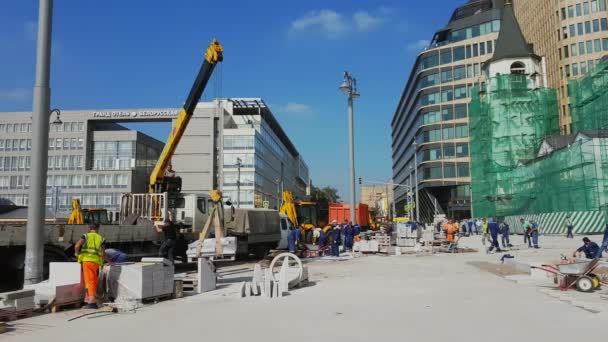 Arbeiter reparieren Gehweg in der Stadt — Stockvideo