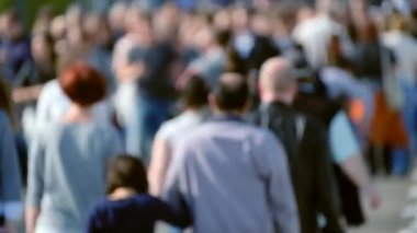 Sokaktaki insan kalabalığı.