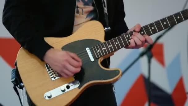 Mann spielt E-Gitarre — Stockvideo