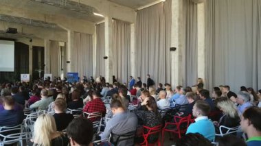 Seyirci hocayı dinler.