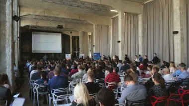 Seyirci hocayı dinler.