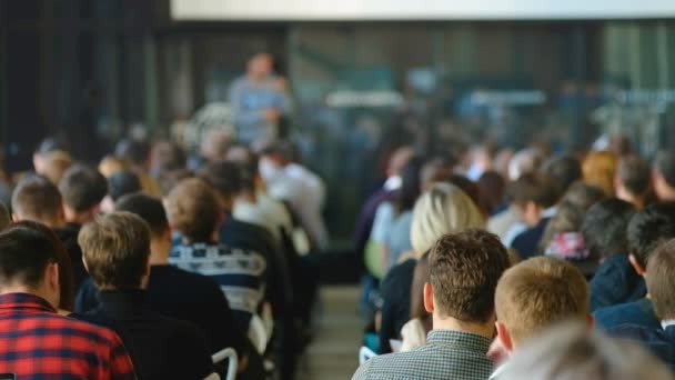 Audience listens to the lecturer — Stock Video