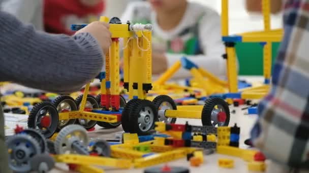 Niño juega con un kit de constructor — Vídeos de Stock