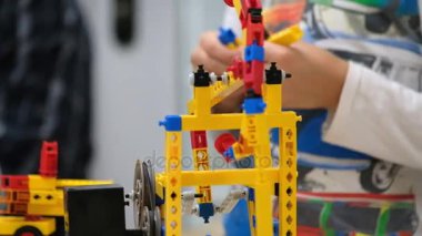 Çocuk bir Oluşturucu kiti ile çalış