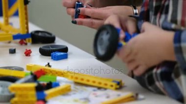 Çocuk bir Oluşturucu kiti ile çalış