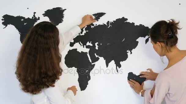 Couple fixe la carte du monde — Video