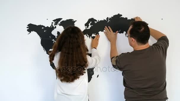 Couple is fixing the world map — Stock Video