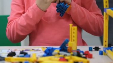 Çocuk bir Oluşturucu kiti ile çalış