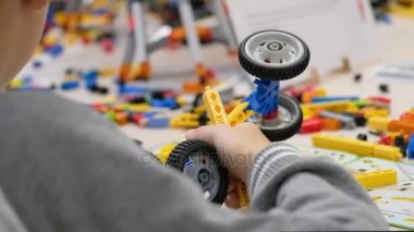 Çocuk bir Oluşturucu kiti ile çalış