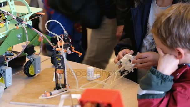 Kinderen leren robotica om Moskou Maker Faire — Stockvideo