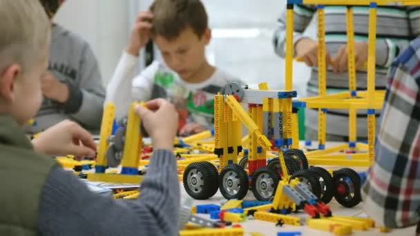 Dziecko bawi się zestaw builder — Wideo stockowe