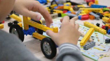 Çocuk bir Oluşturucu kiti ile çalış