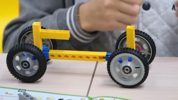 Niño juega con un kit de constructor — Vídeos de Stock