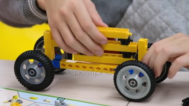 Niño juega con un kit de constructor — Vídeos de Stock