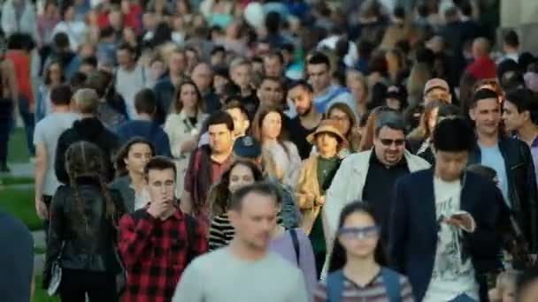 Multitud de personas en la calle . — Vídeos de Stock