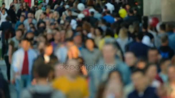 Foule de gens dans la rue . — Video