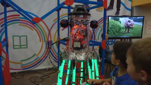 Children learn robotics at Moscow Maker Faire — Stock Video