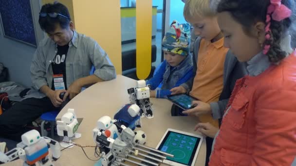 I bambini imparano la robotica alla Moscow Maker Faire — Video Stock