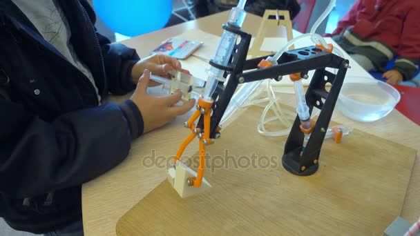 Los niños aprenden robótica en Moscow Maker Faire — Vídeos de Stock