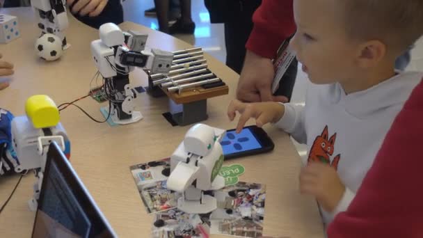 Kinder lernen Robotik bei Moskauer Macher-Messe — Stockvideo