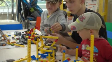 Çocuk bir Oluşturucu kiti ile çalış