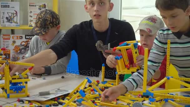 Niño juega con un kit de constructor — Vídeos de Stock