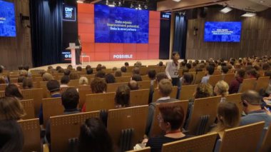 Seyirci hocayı dinler.