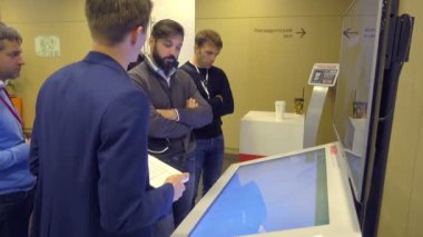 Ziyaret edenler konferansın tatilinde biraz dinlen