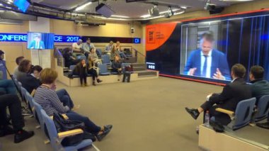 Seyirci hocayı dinler.