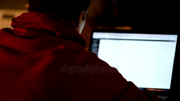 homme travaille à l'ordinateur portable 