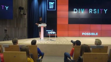 Seyirci hocayı dinler.