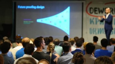 Seyirci hocayı dinler.