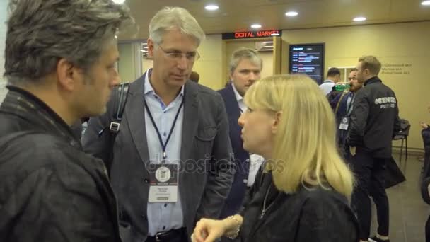 Los visitantes durante el descanso de la conferencia tienen un descanso — Vídeos de Stock