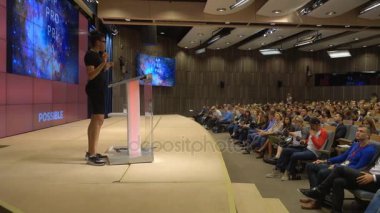 Seyirci hocayı dinler.