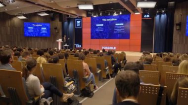 Seyirci hocayı dinler.