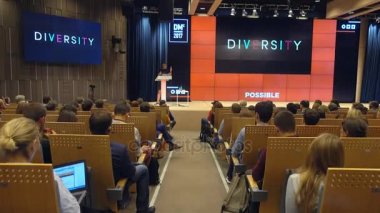 Seyirci hocayı dinler.