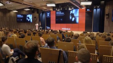 Seyirci hocayı dinler.