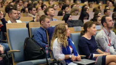 Seyirci hocayı dinler.