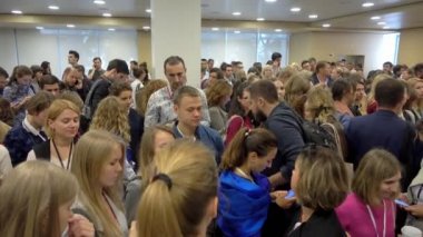 Ziyaret edenler konferansın tatilinde biraz dinlen