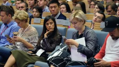 Seyirci hocayı dinler.