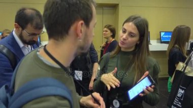 Ziyaret edenler konferansın tatilinde biraz dinlen