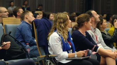 Seyirci hocayı dinler.