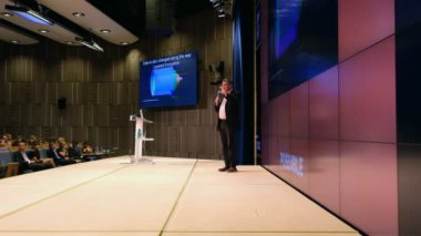 Seyirci hocayı dinler.