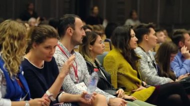 Seyirci hocayı dinler.