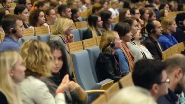 Seyirci hocayı dinler.