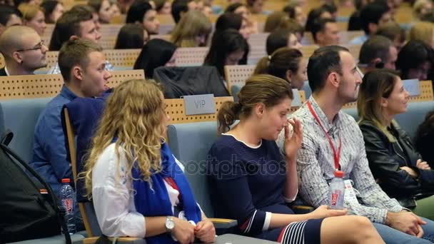 Il pubblico ascolta il docente — Video Stock