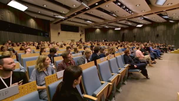 El público escucha al conferenciante — Vídeo de stock